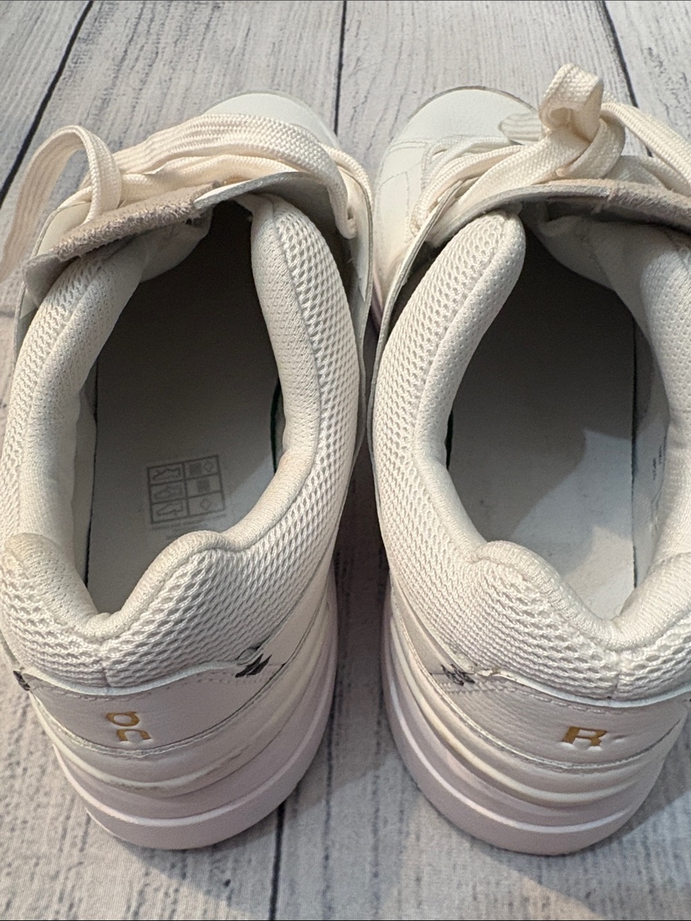 On The Roger Centre Court White Gum (Women's) - size 9 🌟 - Picture 7 of 7